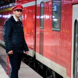 Ein Zugbegleiter steht auf dem Bahngleis - sie wollen nach dem tödlichen Angriff auf einen Zugbegleiter bei Kaiserslautern mehr Sicherheitsmaßnahmen. (Symbolbild)