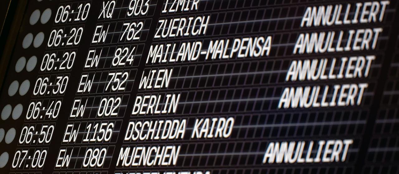 Eine Tafel zeigt im Flughafen Köln/Bonn annullierte Flüge