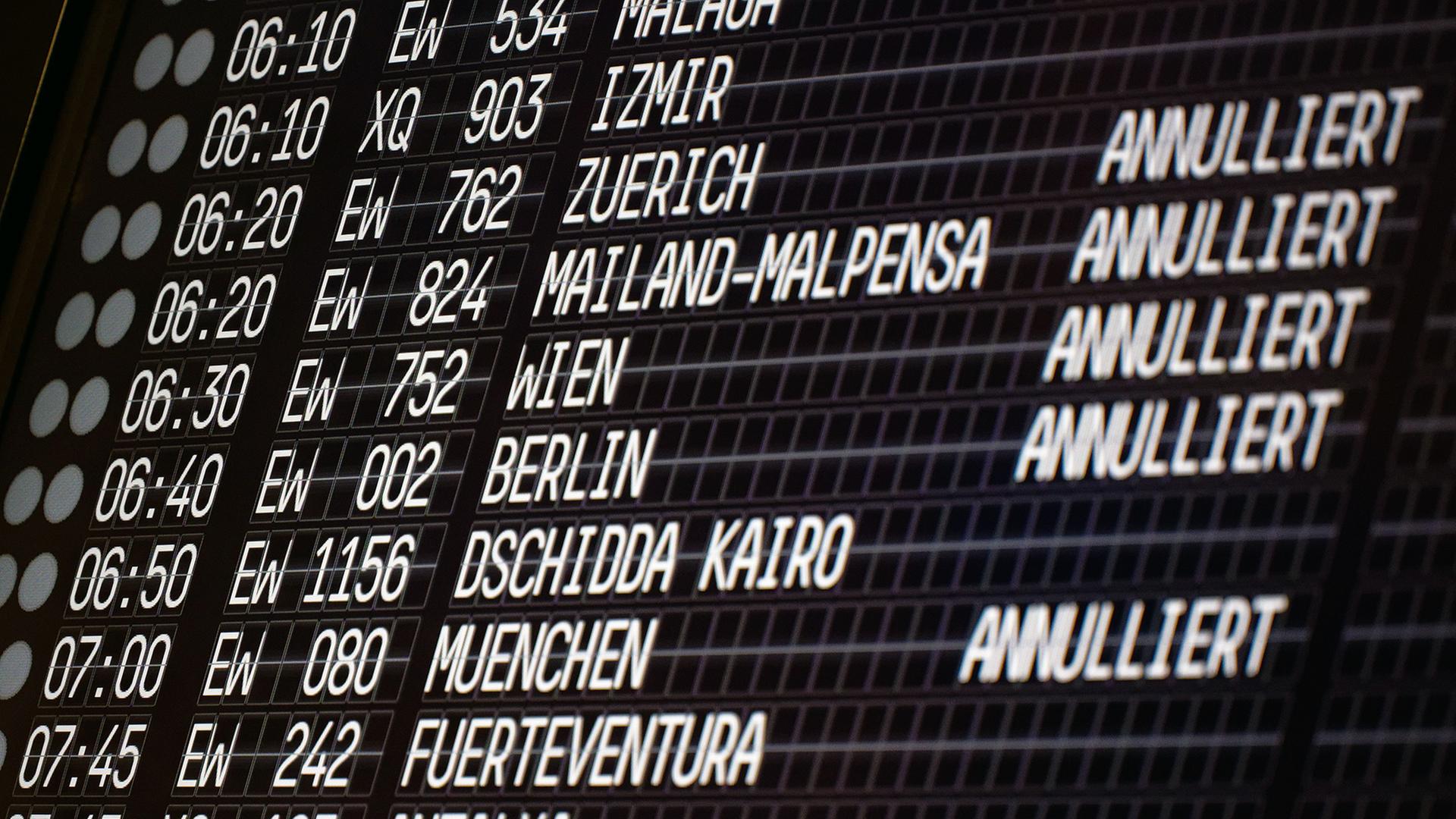 Eine Tafel zeigt im Flughafen Köln/Bonn annullierte Flüge | Henning Kaiser/dpa
