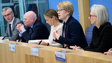 Die Mitglieder des Sachverständigenrats bei einer Pressekonferenz in Berlin