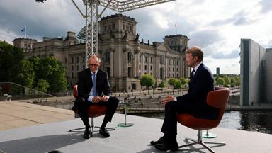 Friedrich Merz (l.) neben Markus Preiß beim ARD-Sommerinterview.