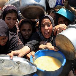 Palästinenser warten an einer Suppenküche in Gaza-Stadt auf Essen.