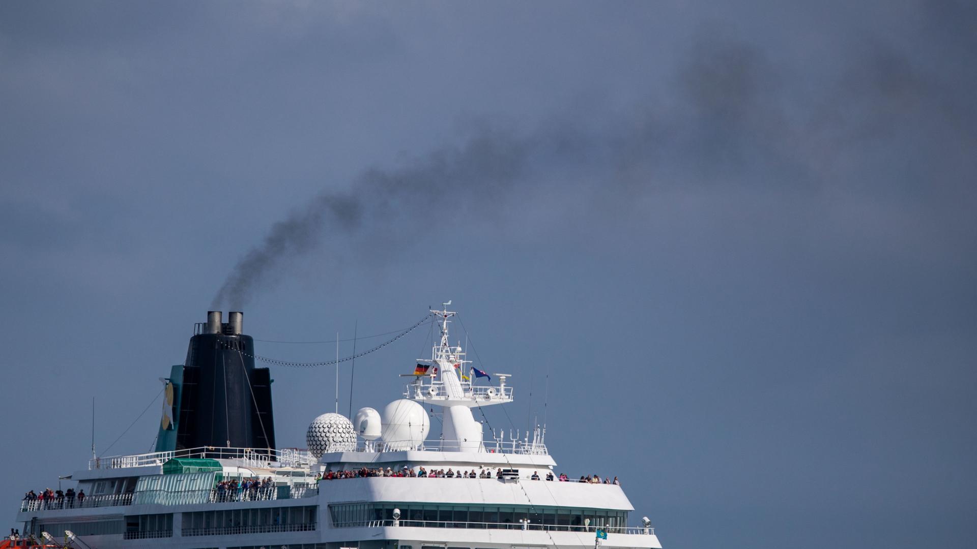 Ein Schiff stößt Abgase aus (Archivbild).  | dpa