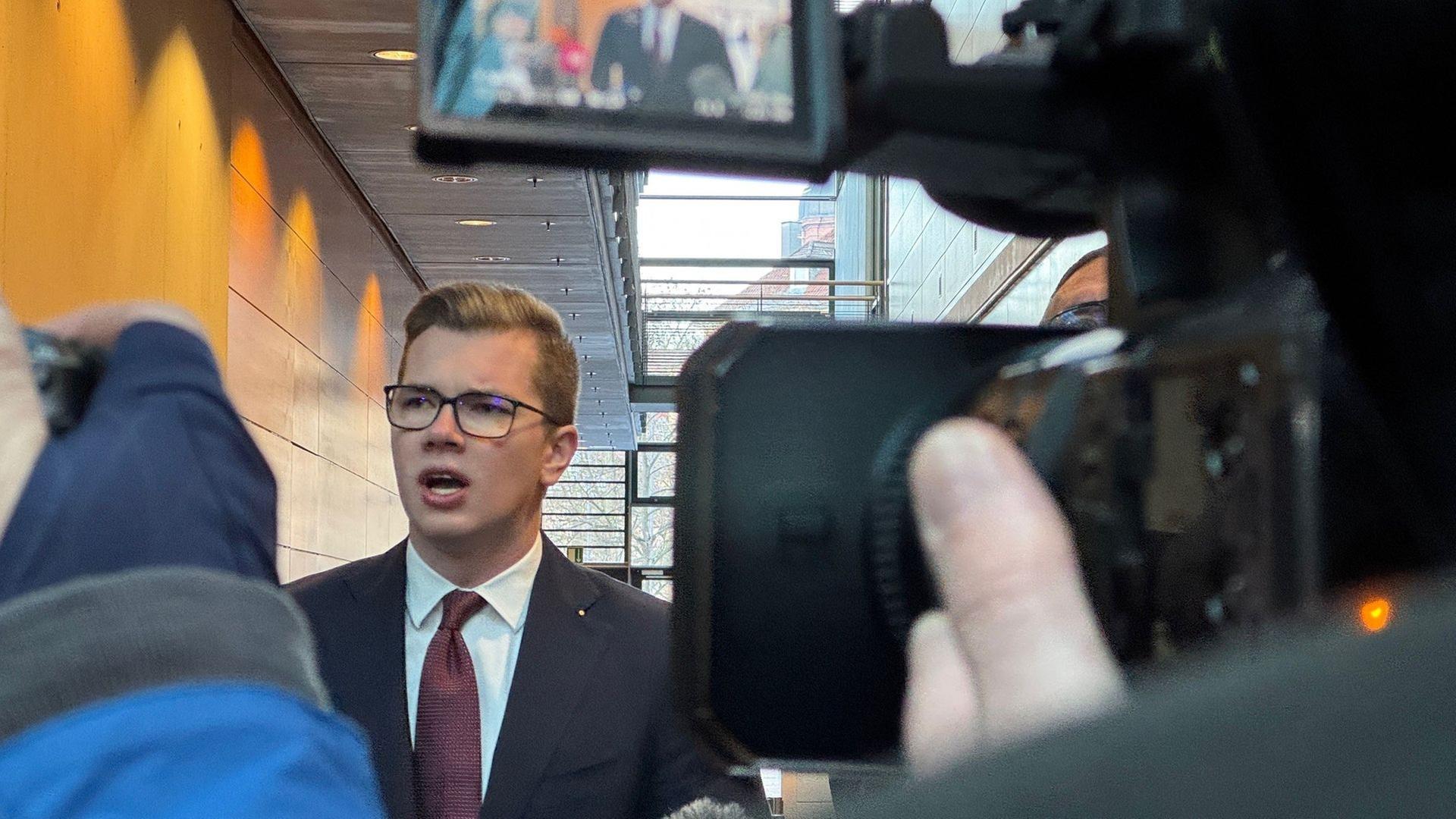 Daniel Halemba am ersten Verhandlungstag am Amtsgericht Würzburg. | BR/Carolin Hasenauer