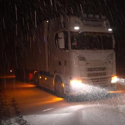 Ein Lkw ist auf der schnebedeckten A63 bei Freimersheim liegen geblieben.