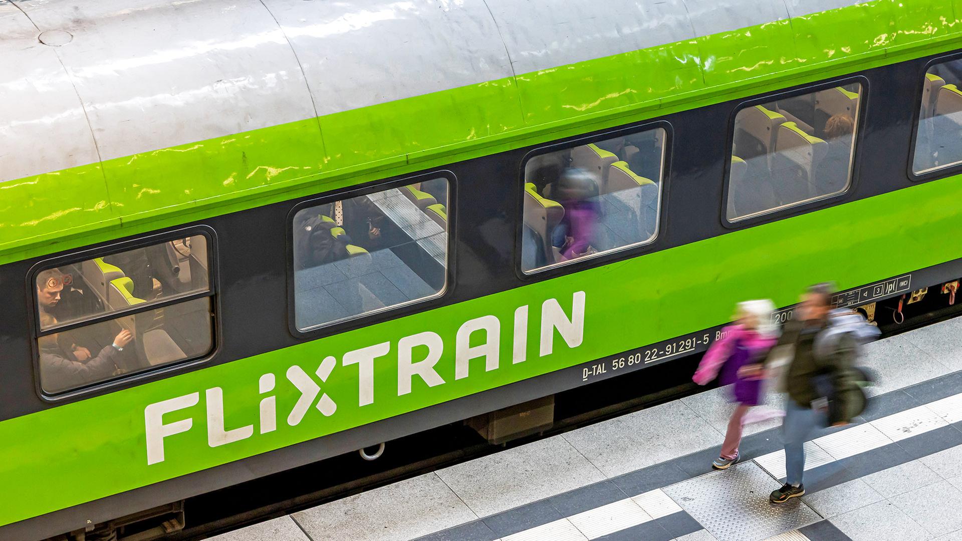Ein Flixtrain Zug am Hauptbahnhof Berlin (Quelle: imago images/A.Hettrich) | imago images/A.Hettrich