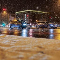 Autos im dichten Schneetreiben auf einer Straße in Wiesbaden