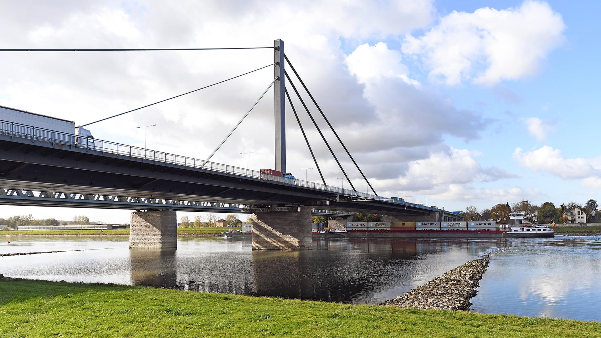 Niedriger Wasserstand am Rhein bei Karlsruhe