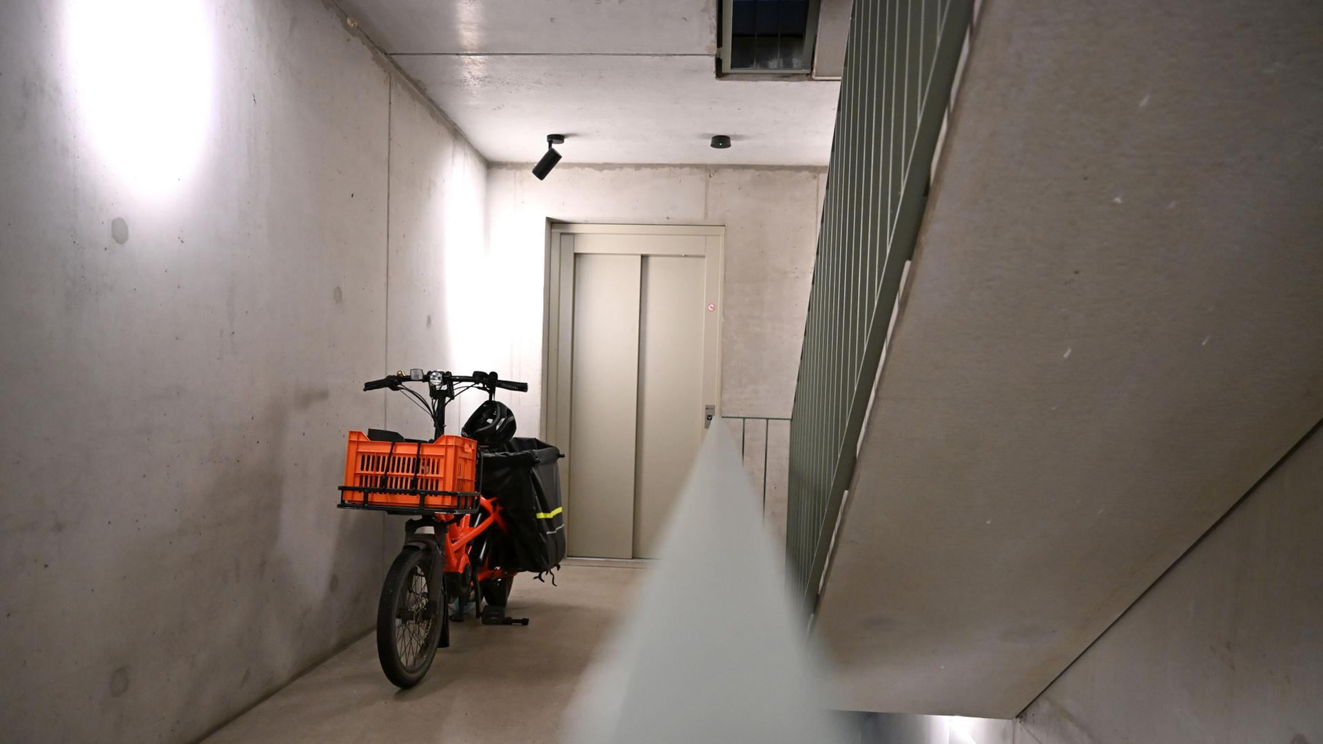 Blick auf das Treppenhaus in einem Mehrparteienhaus in Berlin. | Elisa Schu/dpa