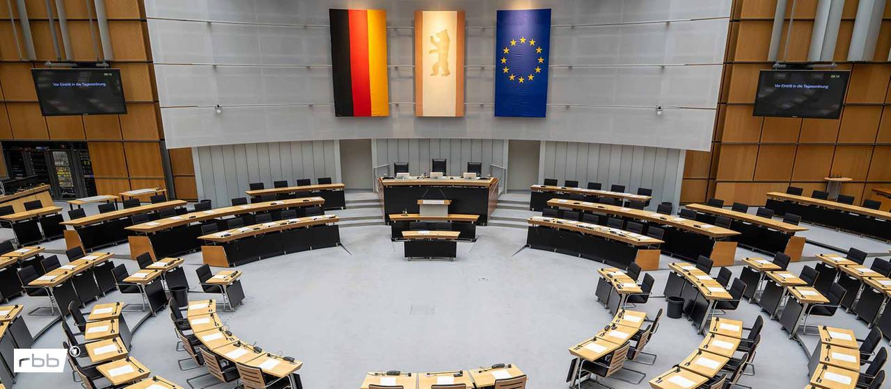 Der leere Plenarsaal vor der Sitzung des Berliner Abgeordnetenhauses (Quelle: dpa/Soeren Stache)