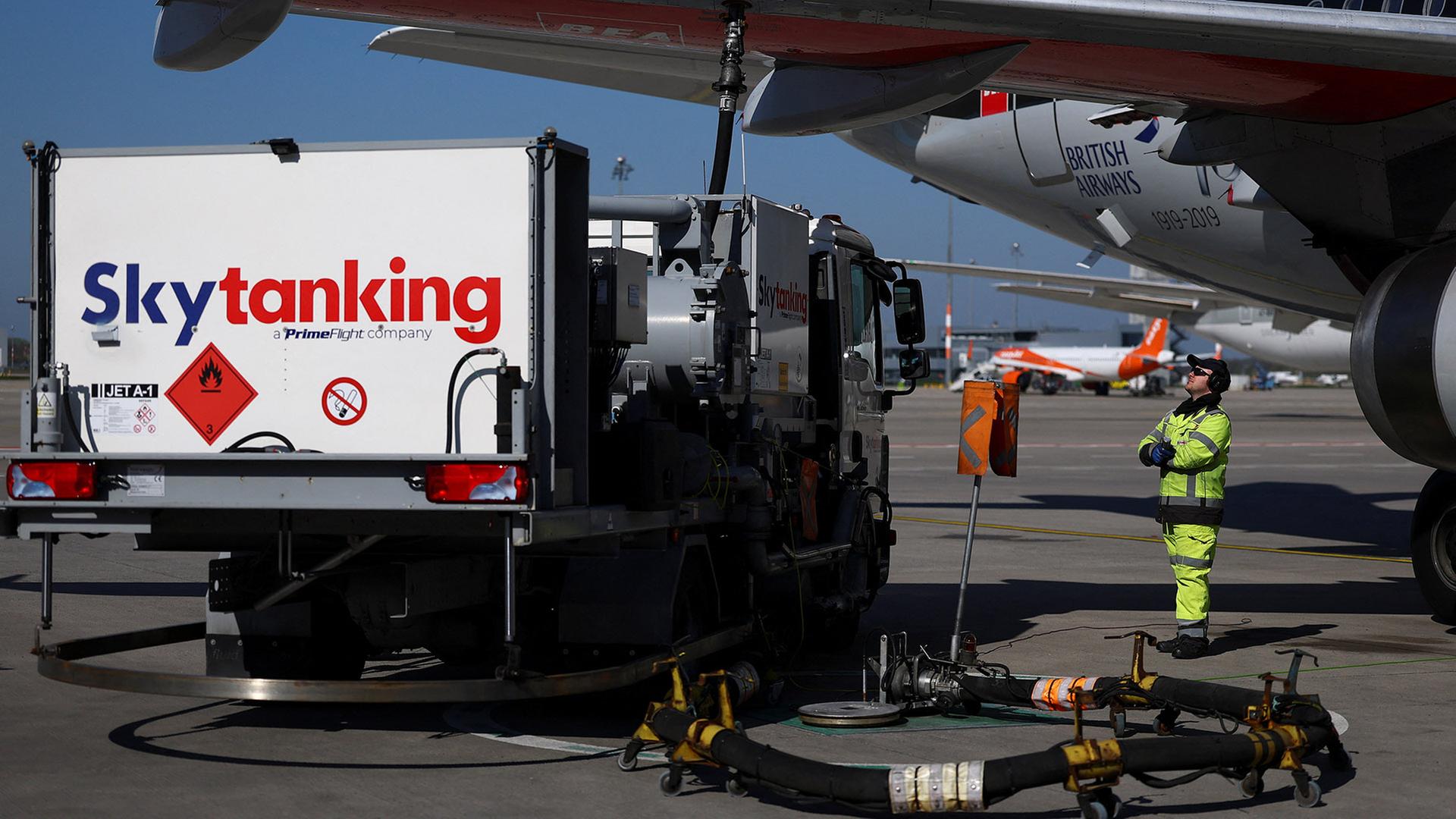Ein Mitarbeiter von Sky Tanking betankt am Flughafen Berlin-Brandenburg ein Flugzeug mit Kerosin. | REUTERS