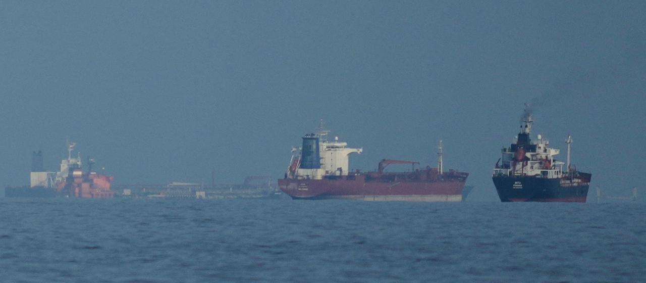 Tanker reihen sich in der Straße von Hormus