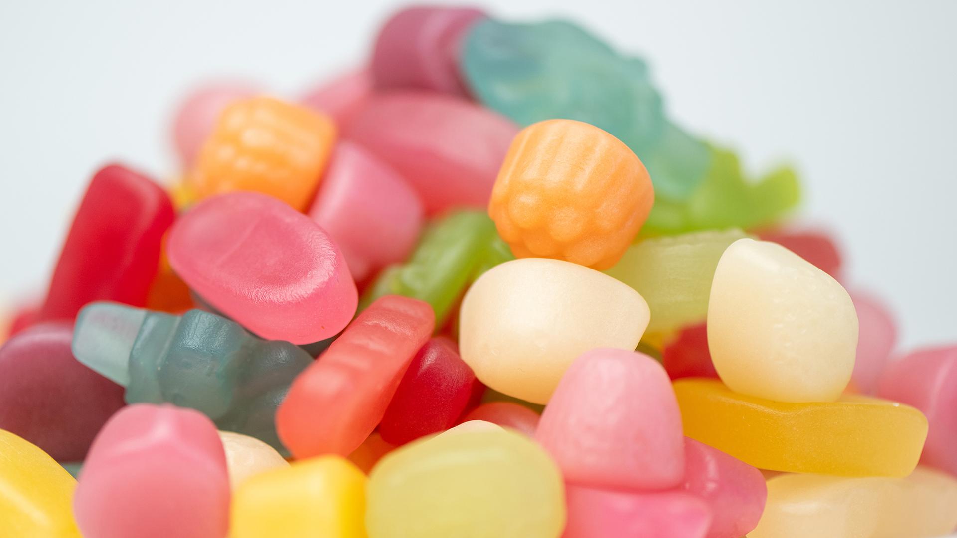 Verschiedene Fruchtgummis in bunten Farben liegen übereinander. | dpa