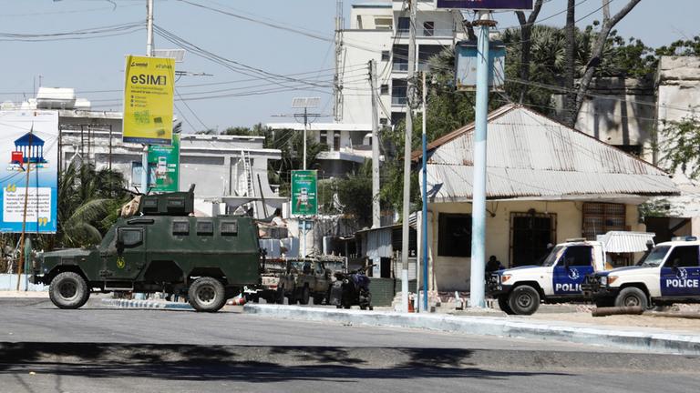 Einsatzkräfte haben das Umfeld des Syl-Hotels umstellt