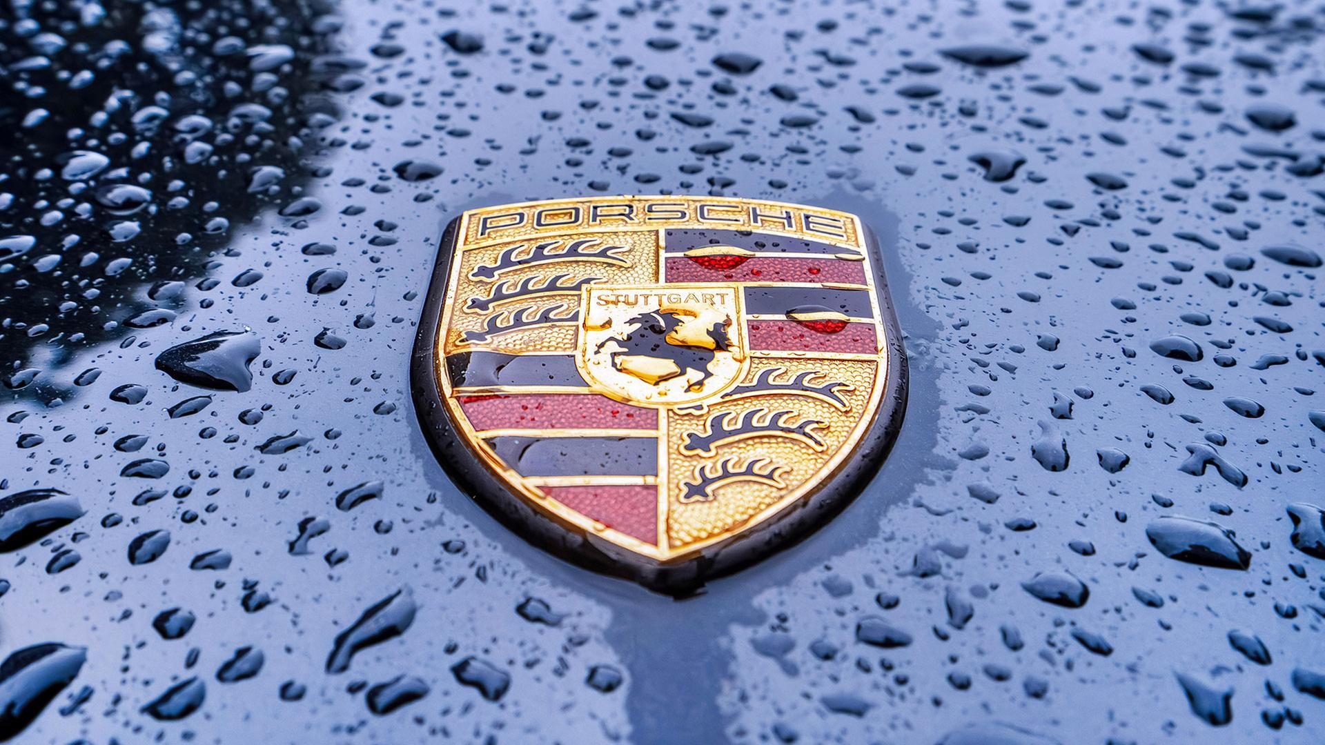 Porsche Emblem auf einer Motorhaube im Regen | picture alliance / Wolfgang Mari