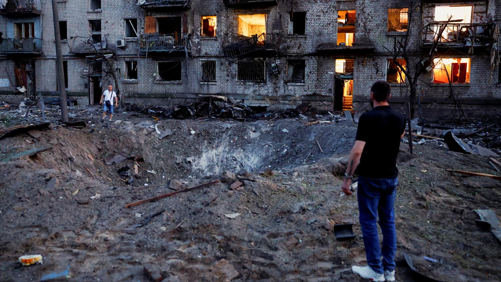 Menschen in Kiew nach den Angriffen. | REUTERS