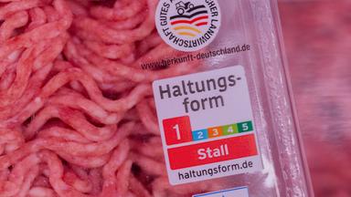 Fleischwaren liegen in einer Aldi Süd-Filiale 