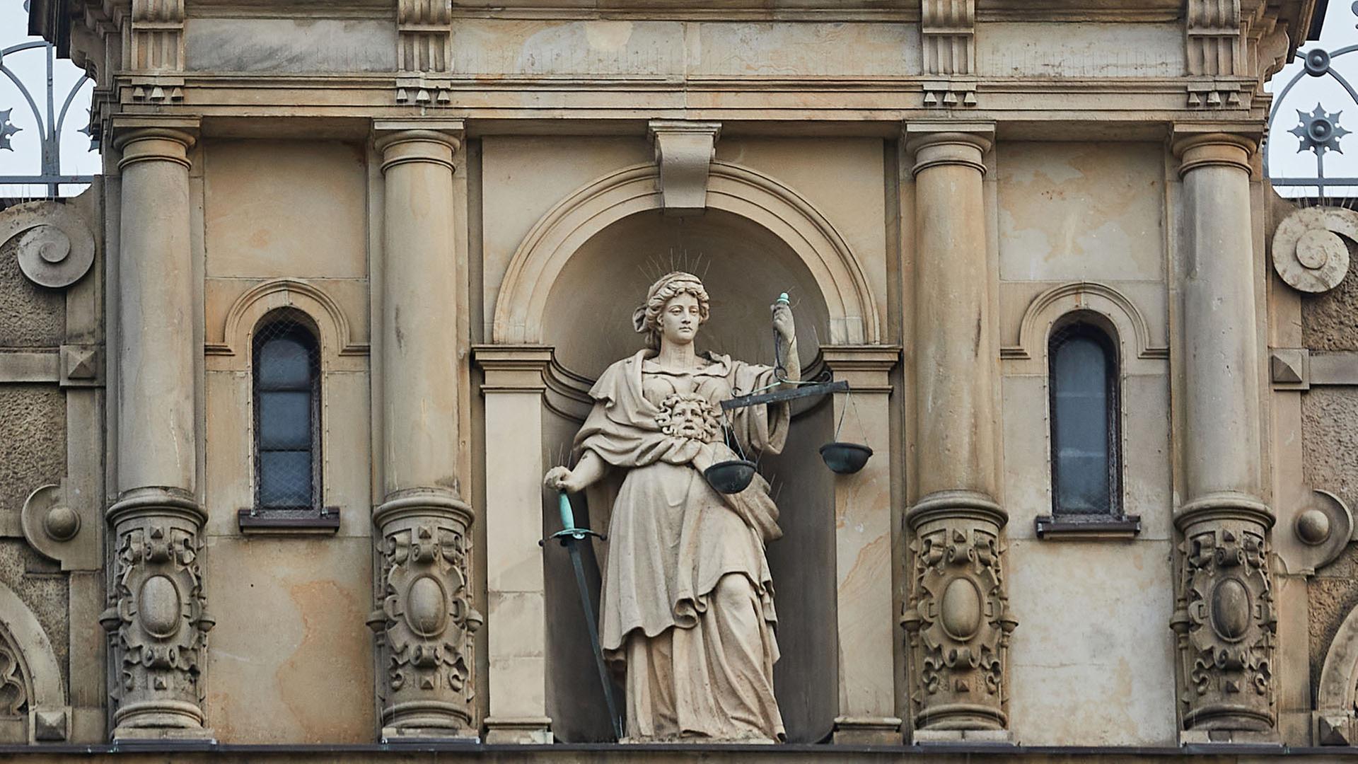 Eine Skulptur der Justitia, der rmischen Gttin der Gerechtigkeit, steht ber dem Haupteingang des Hamburger Strafjustizgebudes.  | dpa