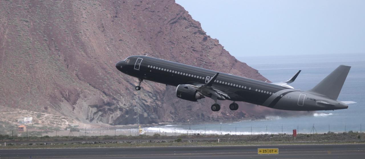 Ein Flugzeug hebt auf dem Flughafen von Teneriffa ab