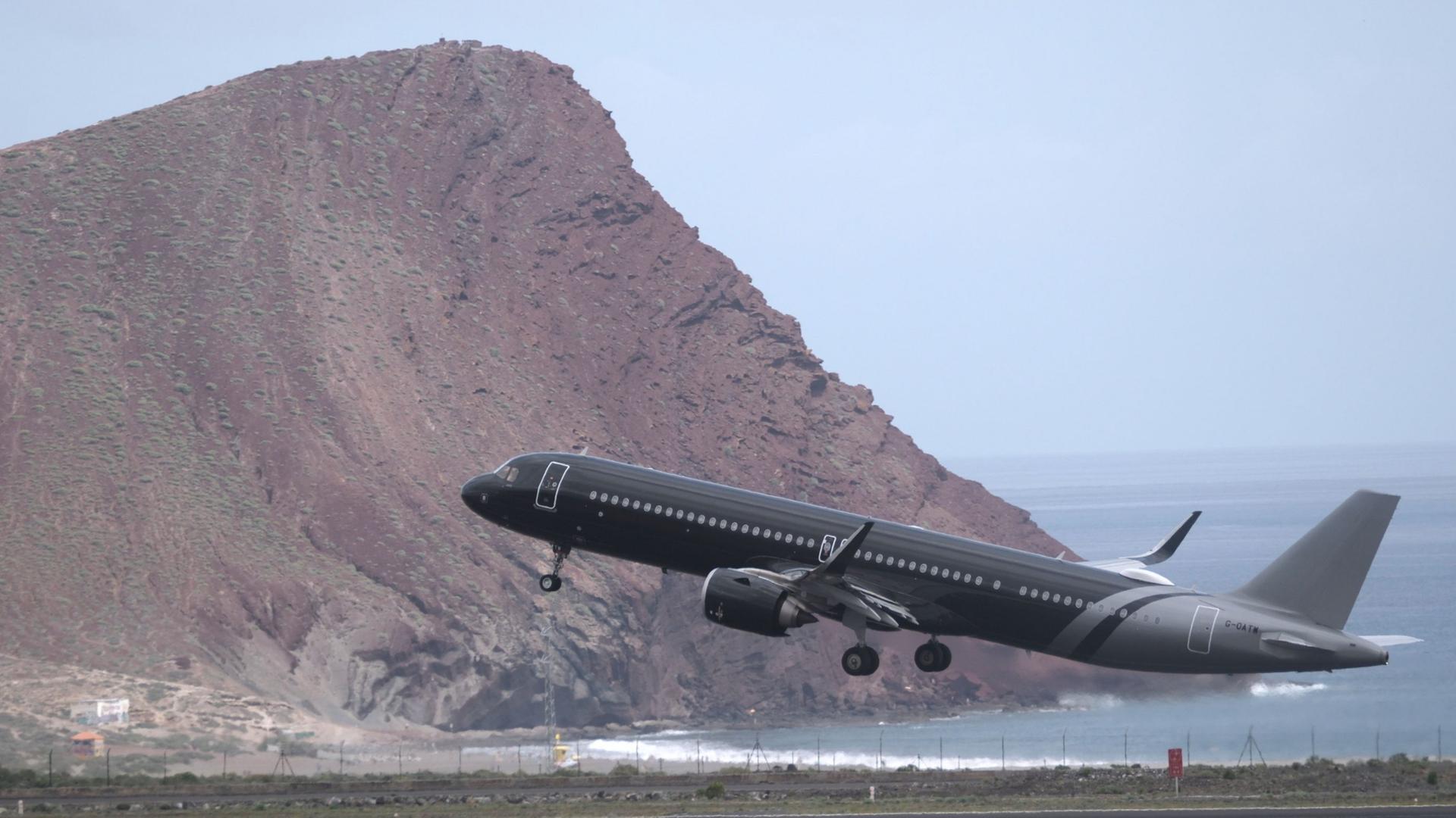 Ein Flugzeug hebt auf dem Flughafen von Teneriffa ab | Arturo Rodriguez/AP/dpa