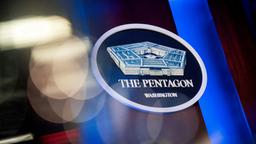 Das Pentagon-Logo ist hinter dem Podium im Presseraum des Pentagon zu sehen