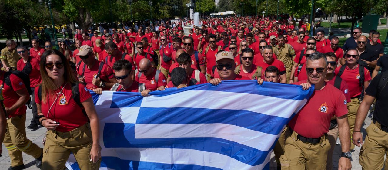 Feuerwehrleute protestieren auf dem Syntagma-Platz in Athen (Griechenland).