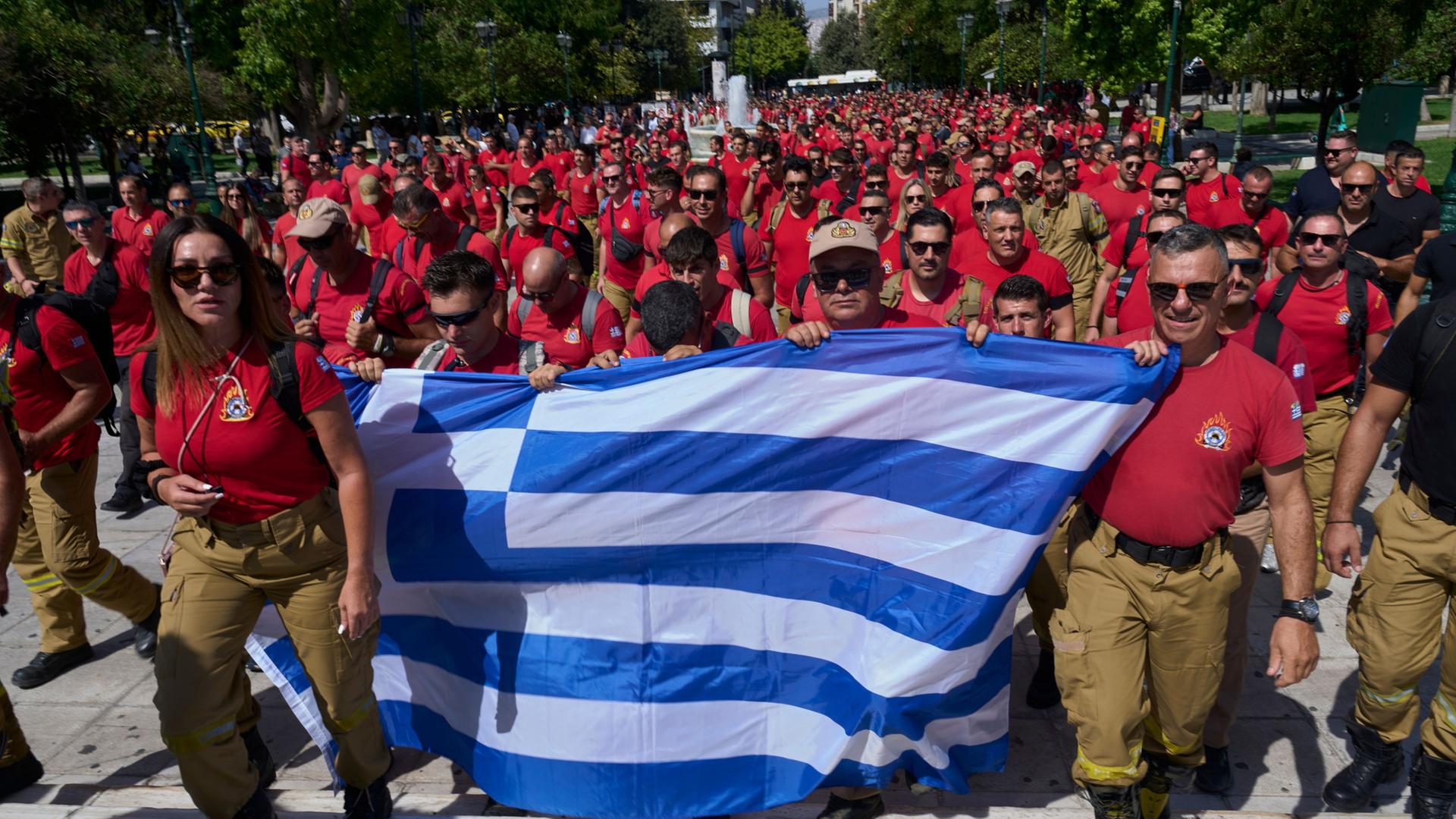 Feuerwehrleute protestieren auf dem Syntagma-Platz in Athen (Griechenland). | AP Photo/Petros Giannakouris