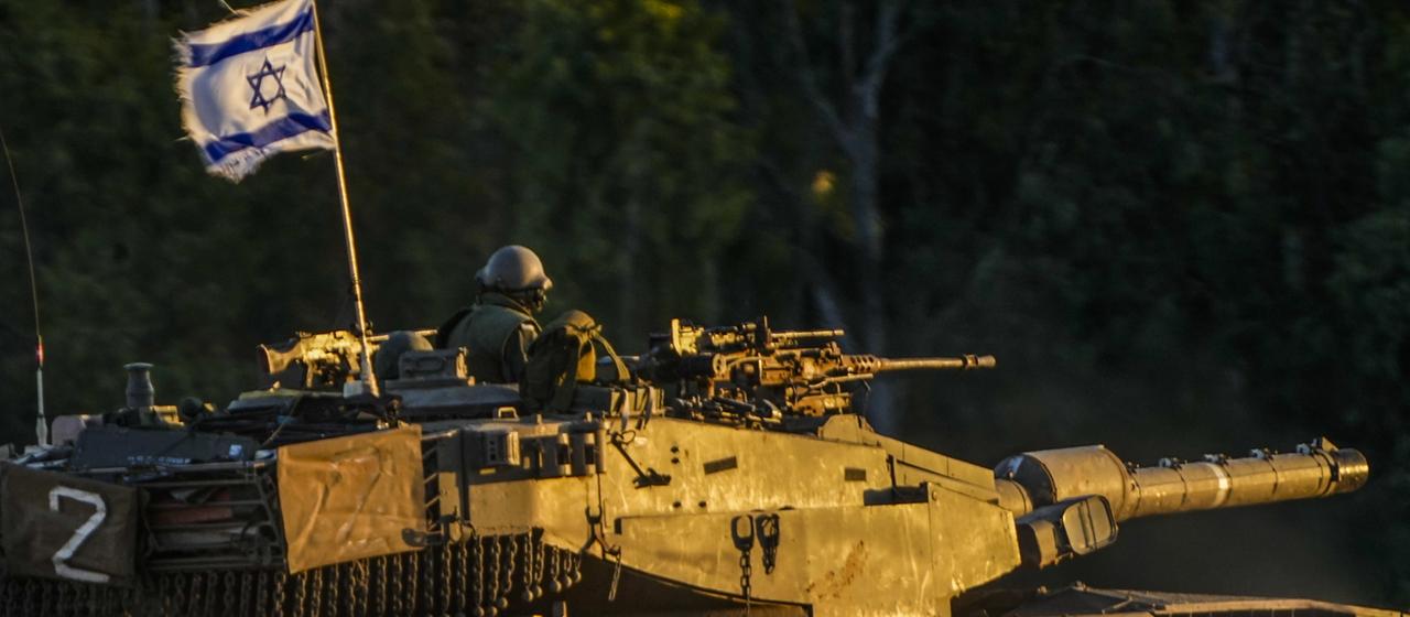 Ein israelischer Panzer bewegt sich entlang der Grenze zwischen Israel und dem Gazastreifen.