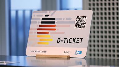 Ein übergroßes Modell des neuen Deutschlandtickets