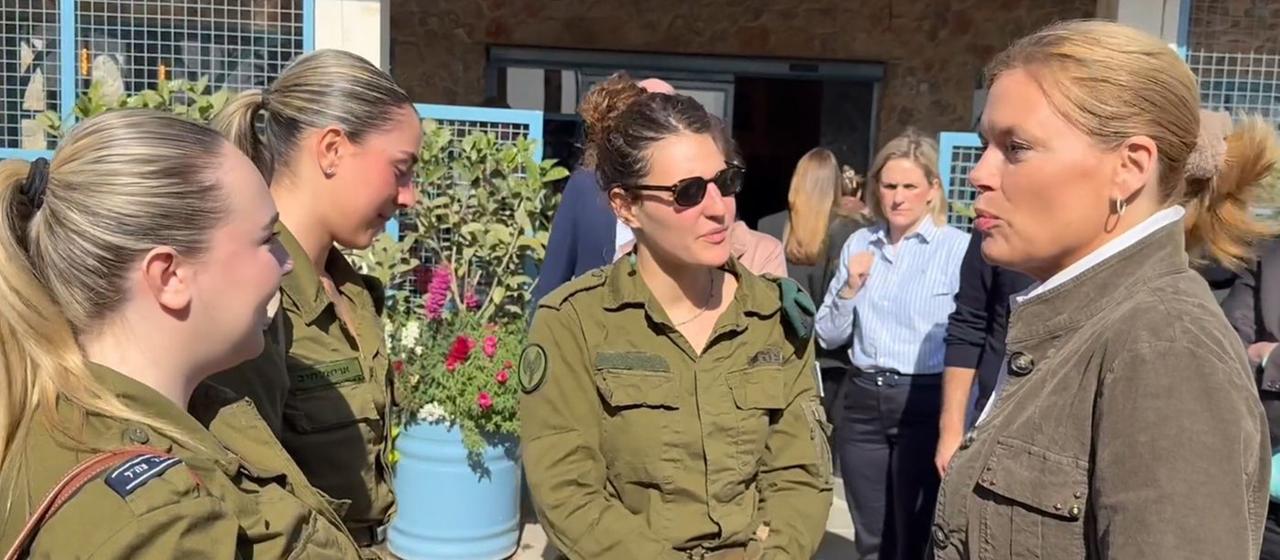 Julia Klöckner mit israelischen Soldatinnen.