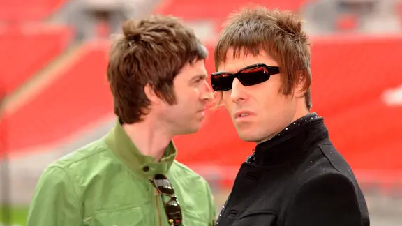 Die Brüder Noel (l) und Liam Gallagher.