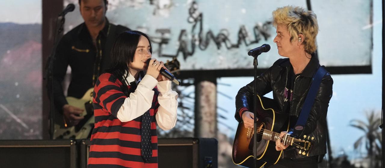 Billie Eilish und Billie Joe Armstrong stehen beim Benefizkonzert für Feueropfer in Los Angeles auf der Bühne.