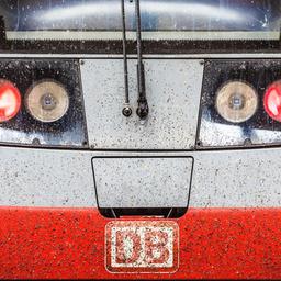 Eine Lok der Deutschen Bahn am 19.12.23 in Nahaufnahme (Quelle: dpa / Micha Korb).