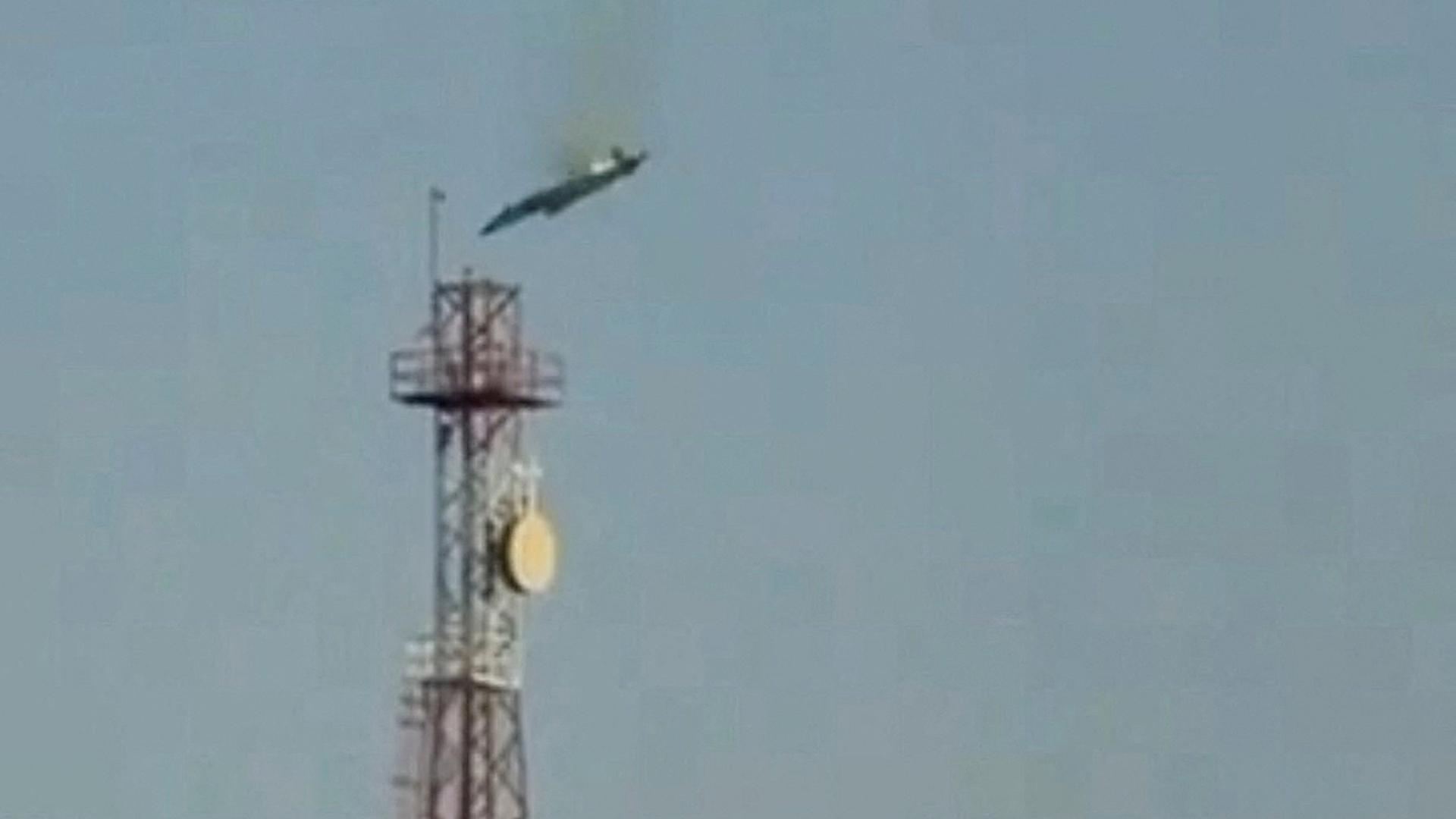 Dieses Standbild aus einem Social-Media-Video, das am 2. März 2026 veröffentlicht wurde, zeigt ein brennendes Flugzeug, das in Al Jahra (Kuwait) vom Himmel stürzt. | Social Media/via REUTERS