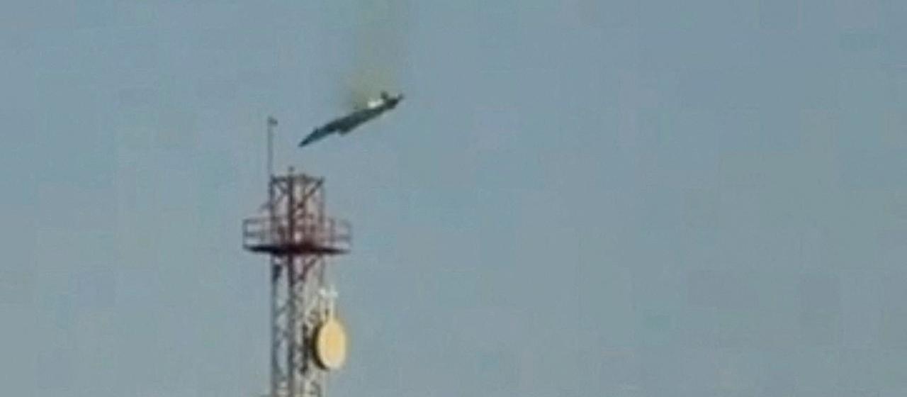 Dieses Standbild aus einem Social-Media-Video, das am 2. März 2026 veröffentlicht wurde, zeigt ein brennendes Flugzeug, das in Al Jahra (Kuwait) vom Himmel stürzt.