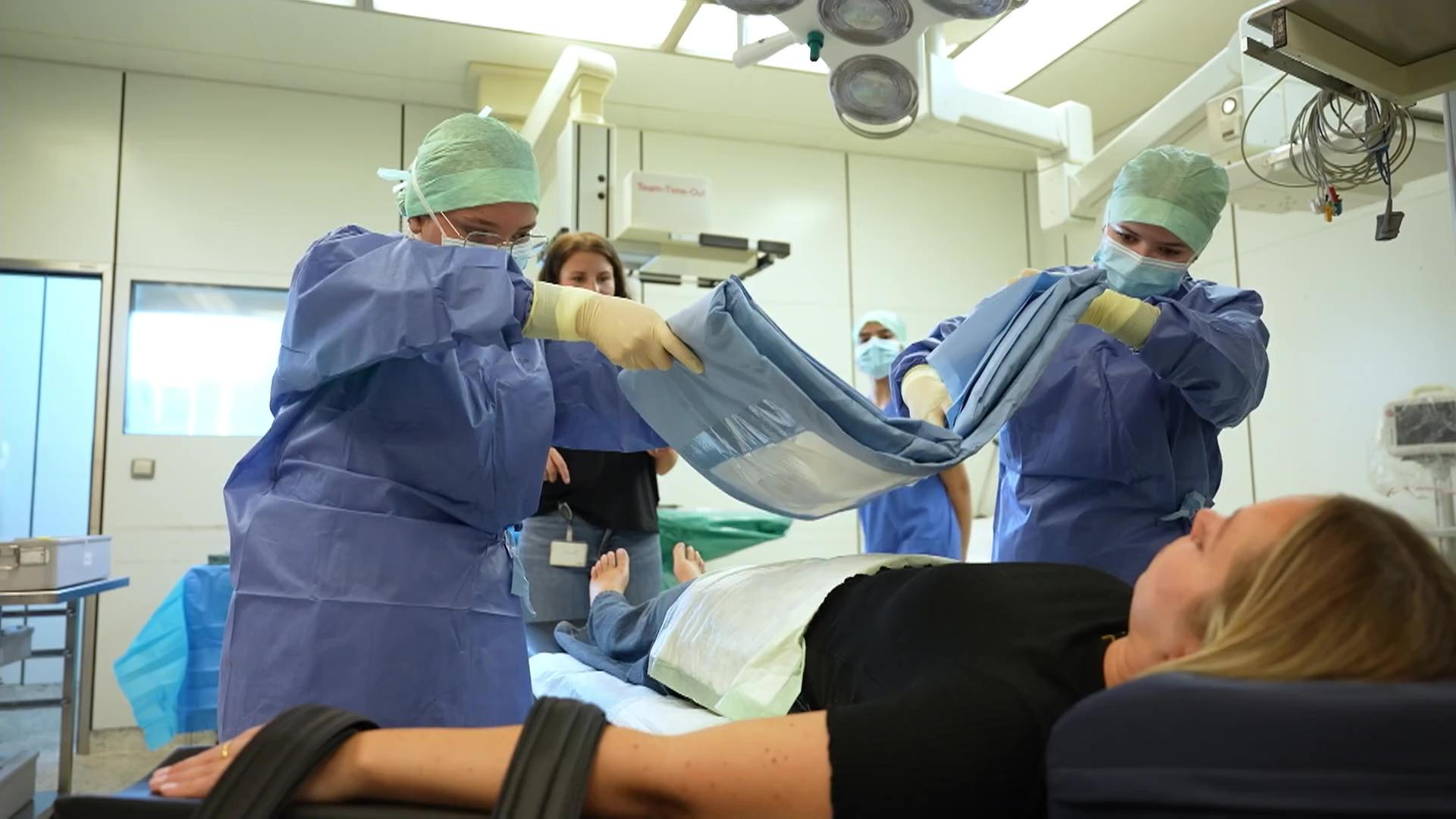 Auszubildende im Gesundheitssektor wÃ¤hrend einer Operations-Ãbung | ARD-aktuell