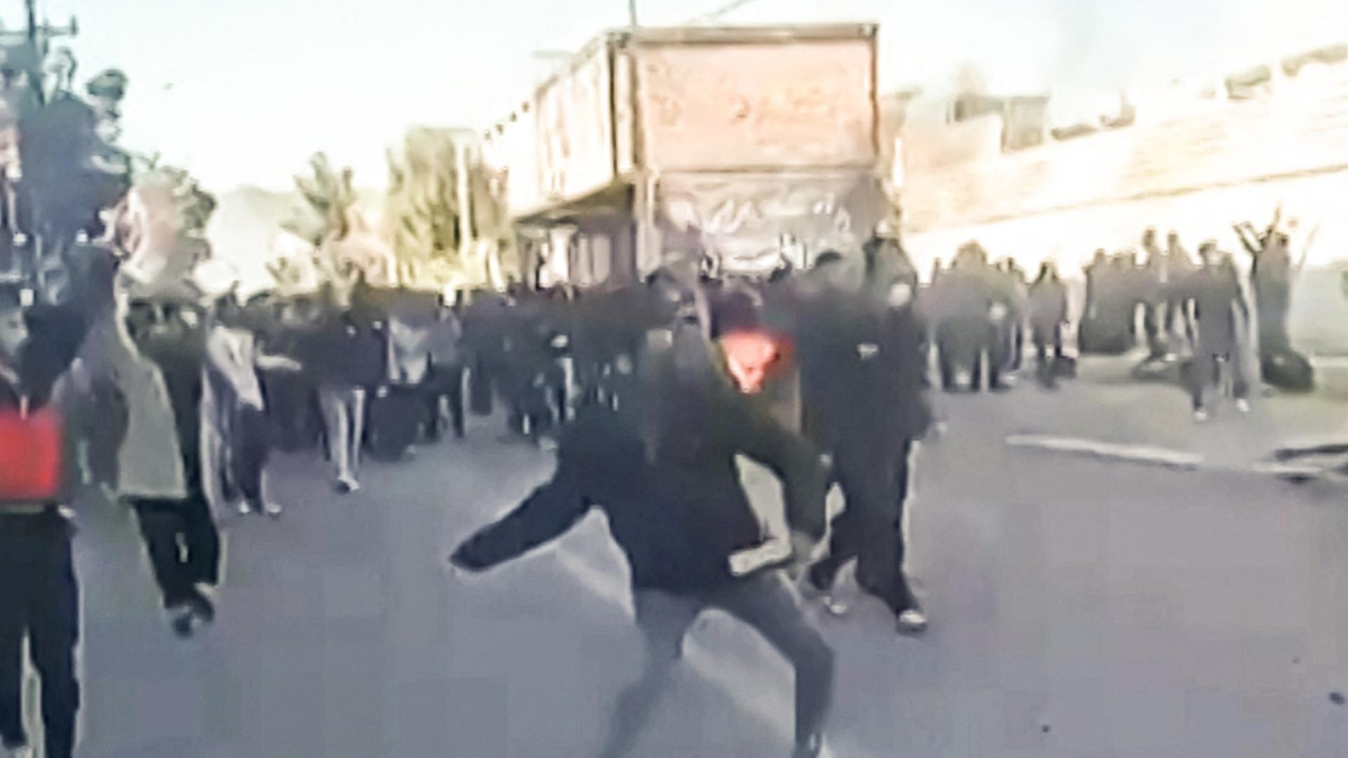 Demonstranten greifen ein Regierungsgebäude in Fasa, im Süden des Iran, an. | AFP PHOTO/UGC/ANONYMOUS