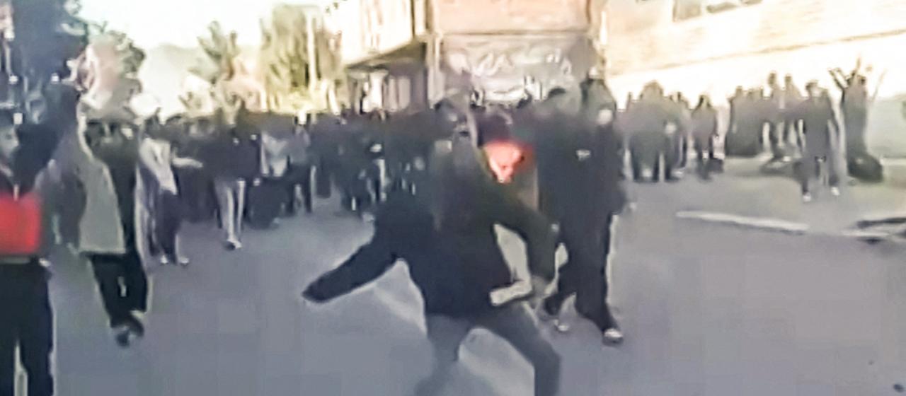 Demonstranten greifen ein Regierungsgebäude in Fasa, im Süden des Iran, an.