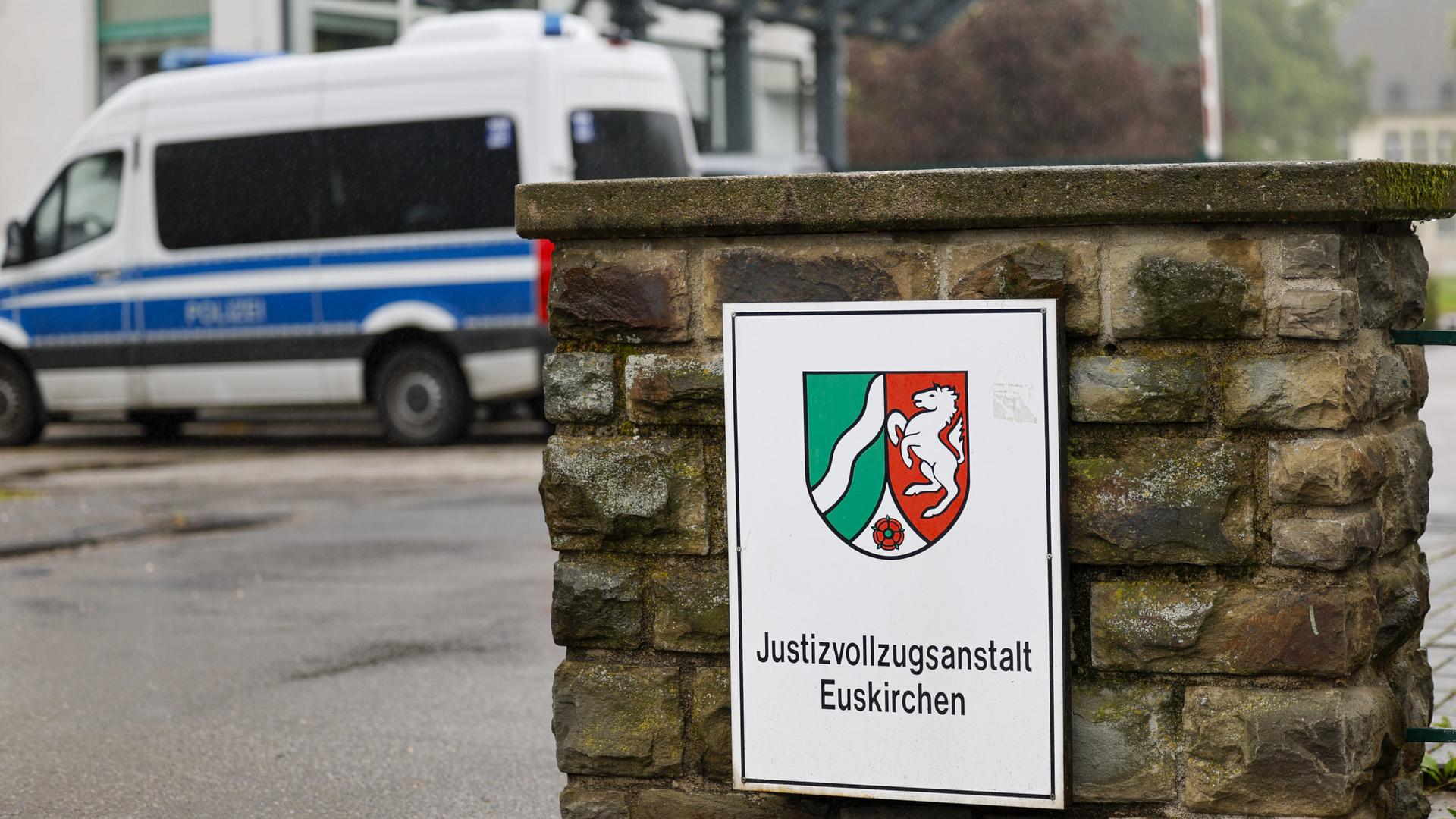 Ein Schild von der JVA Euskirchen an der Zufahrt | WDR / dpa