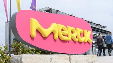 Das Firmenlogo der Firma Merck in Darmstadt