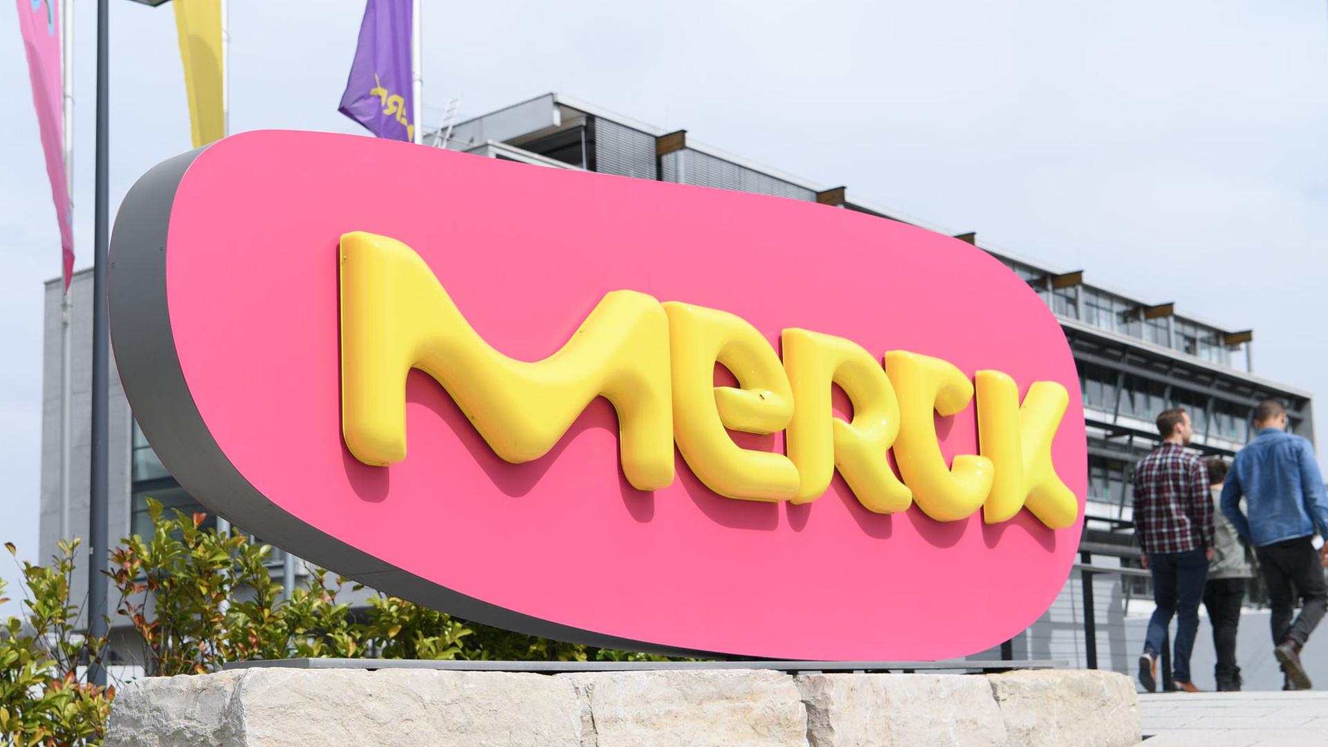 Das Firmenlogo der Firma Merck in Darmstadt | picture alliance/dpa