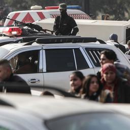 Ein Mitglied der Sicherheitskräfte steht Wache, während Einwohner aus dem kurdischen Viertel Ashrafieh in Aleppo (Syrien) fliehen.