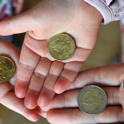 Kinder halten ihr Taschengeld in den Händen
