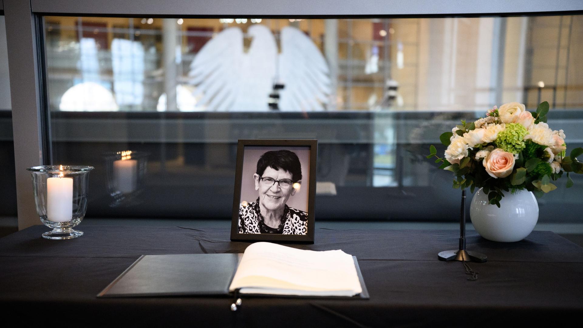 Ein Kondolenzbuch liegt beim Trauerstaatsakt für die verstorbene frühere Bundesfamilienministerin und langjährige Bundestagspräsidentin Rita Süssmuth (CDU) im Deutschen Bundestag bereit | Bernd von Jutrczenka/dpa
