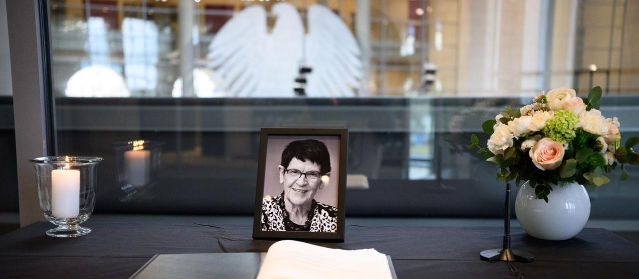 Ein Kondolenzbuch liegt beim Trauerstaatsakt für die verstorbene frühere Bundesfamilienministerin und langjährige Bundestagspräsidentin Rita Süssmuth (CDU) im Deutschen Bundestag bereit
