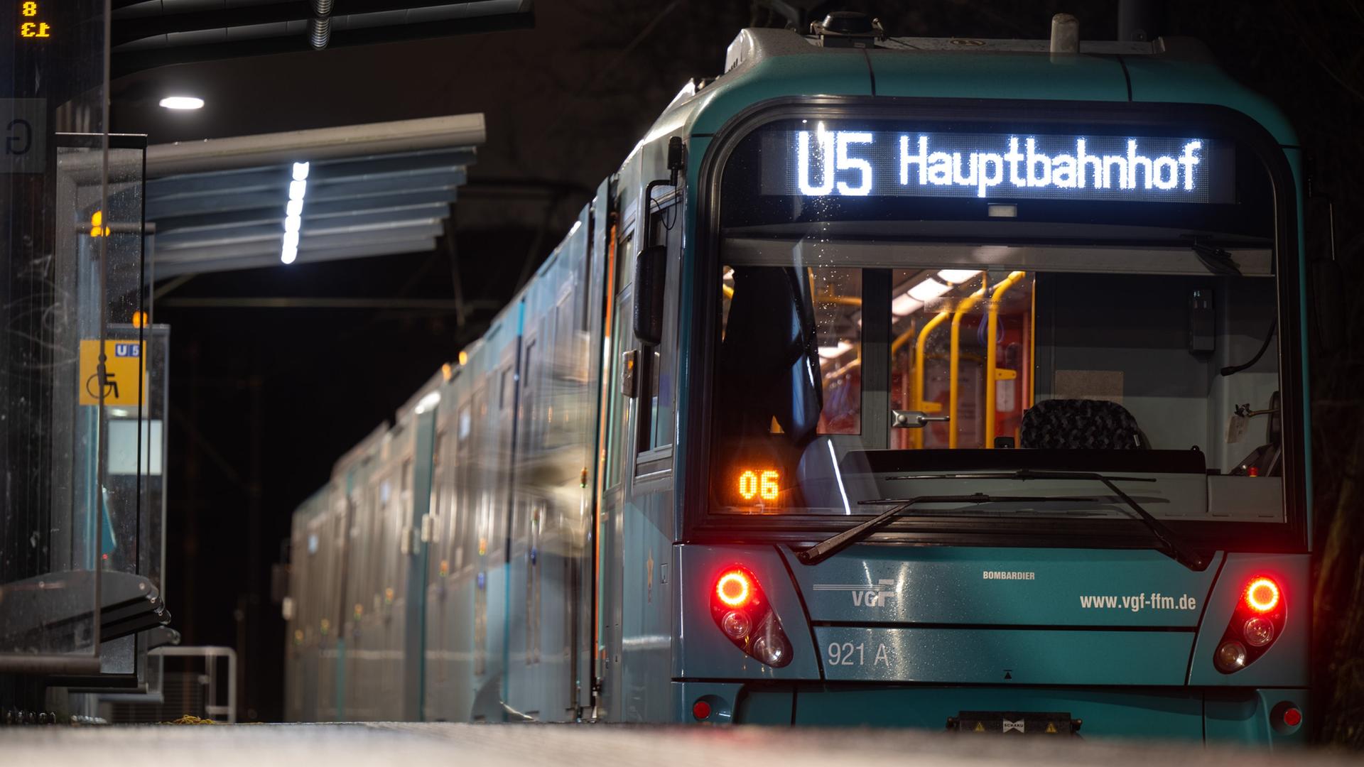 Ein Zug der U-Bahnlinie 5, beschriftet mit Frankfurt Hauptbahnhof. | picture-alliance/dpa