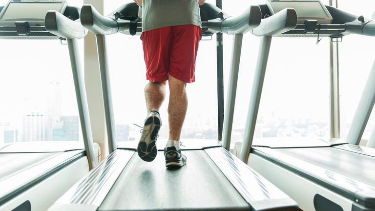 Mann joggt auf Laufband in einem Fitnessstudio