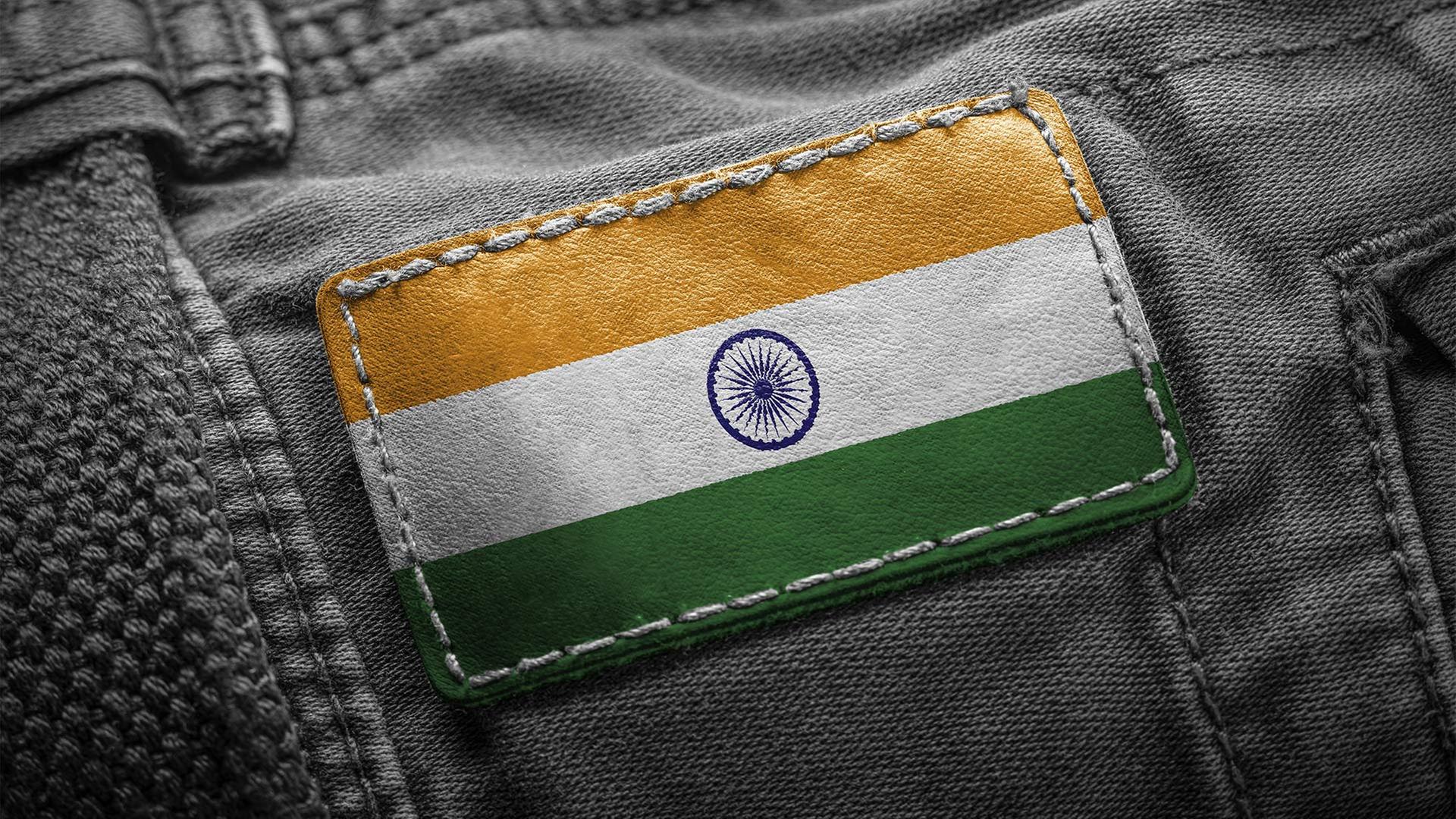 Etikett in Form der indischen Flagge auf dunkler Kleidung. | picture alliance / Zoonar