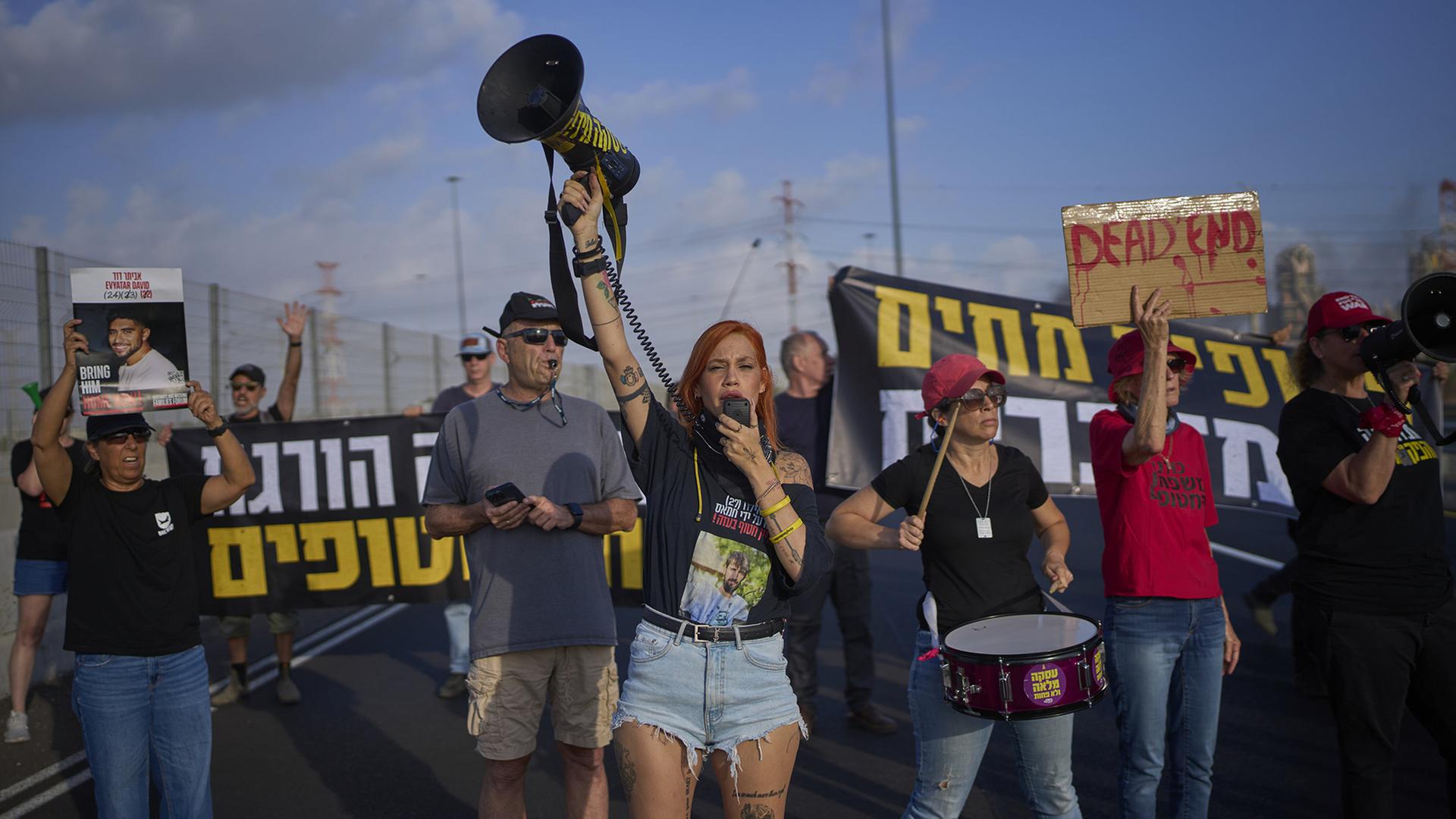 Demonstrierende blockieren eine Straße in Israel. | AP