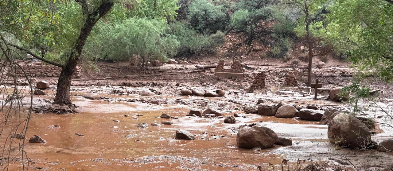 Das vom Grand Canyon National Park Service über X veröffentlichte Bild zeigt Überreste von Steinpfeilern einer Brücke am Bright Angel Creek nach einer Sturzflut, die die Fußgängerbrücke am 29. August zerstört hatte